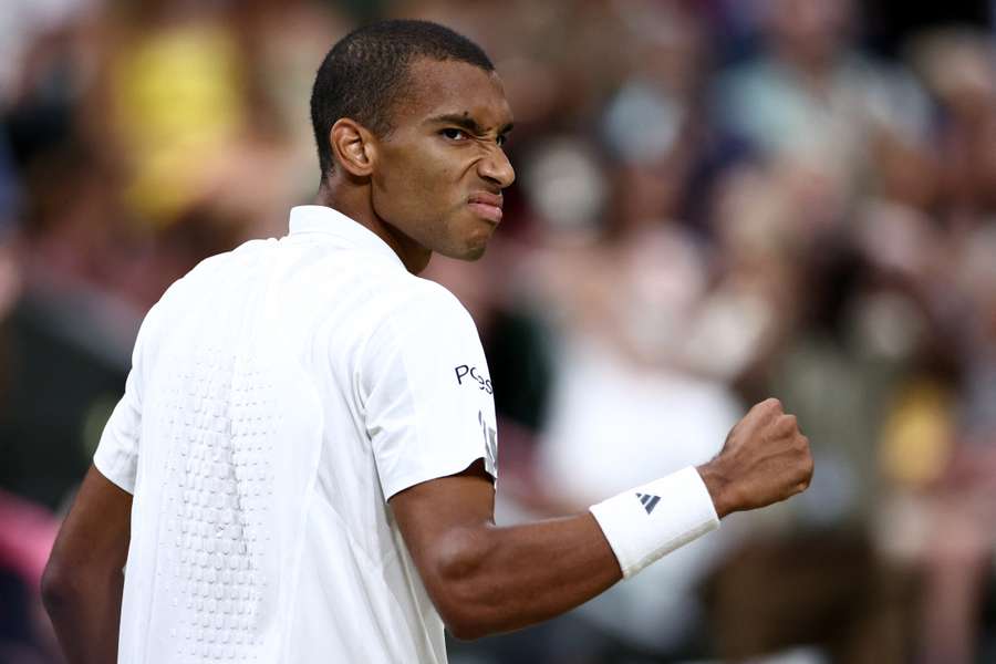 Felix Auger-Aliassime foi derrotado por Novak Djokovic nos quartos de final em Wimbledon no mês passado Felix Auger-Aliassime foi derrotado por Novak Djokovic nos quartos de final em Wimbledon no mês passado