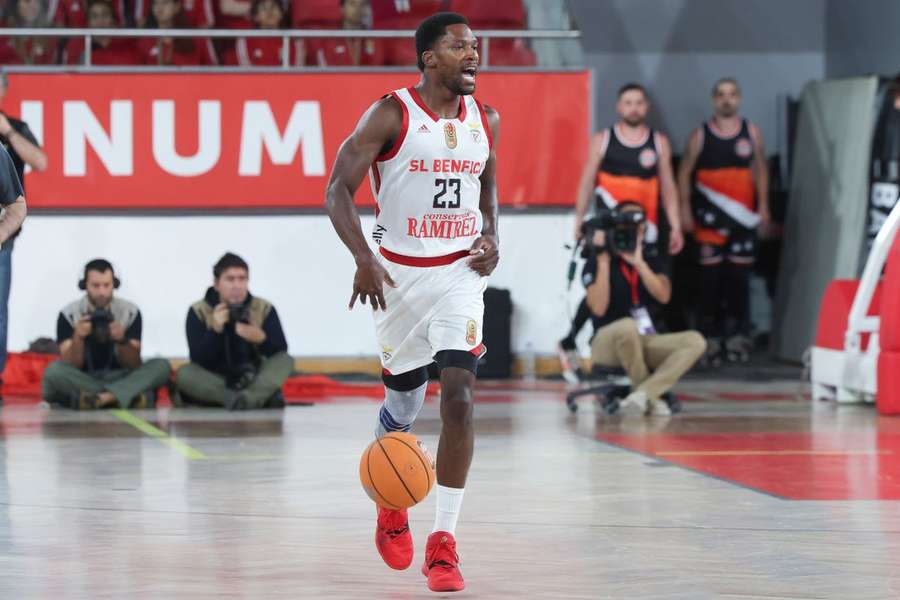 Toney Douglas ao serviço do Benfica