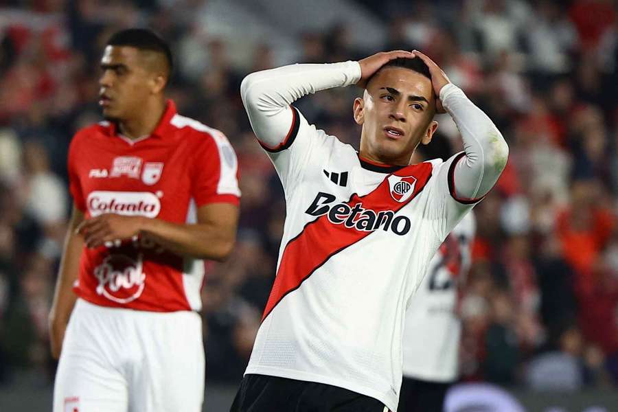 Almada se lesionou e fica no River para tratamento Almada se lesionou e fica no River para tratamento