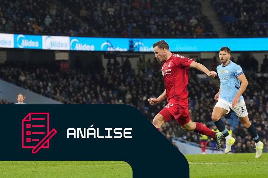 Chris Wood, do Nottingham Forest, remata à baliza contra o Man City