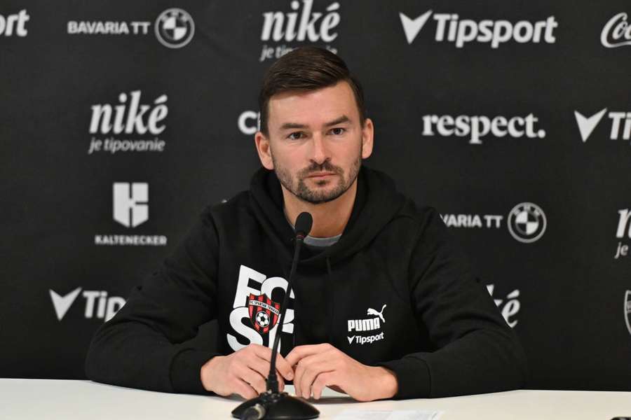 Tréner Gašparík počas tlačovej konferencie.