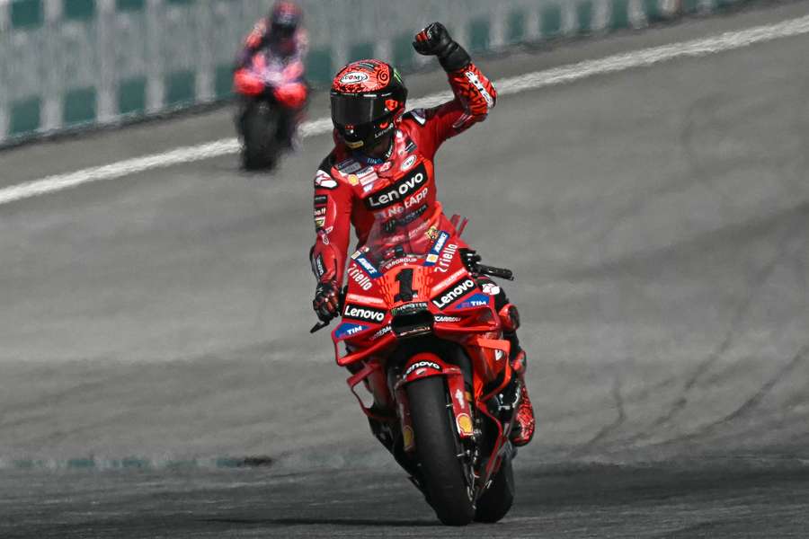 Francesco Bagnaia levant le poing après sa victoire.