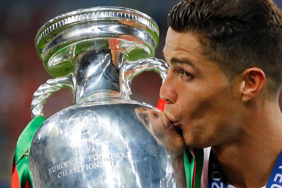 Cristiano Ronaldo oslaví příští rok čtyřicetiny. V roce 2016 Euro vyhrál.