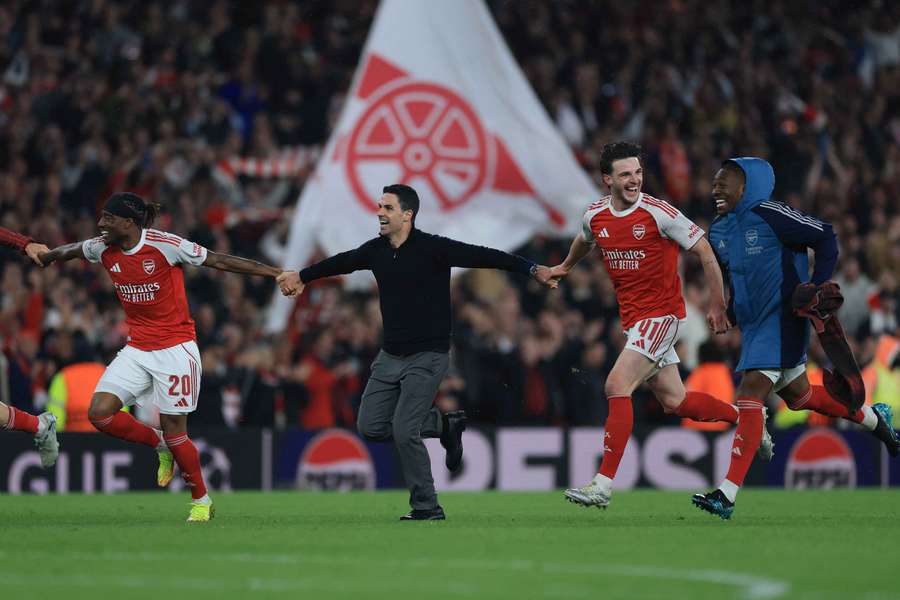Noni Madueke, Mikel Arteta, Declan Rice e Eberechi Eze celebram a passagem à final