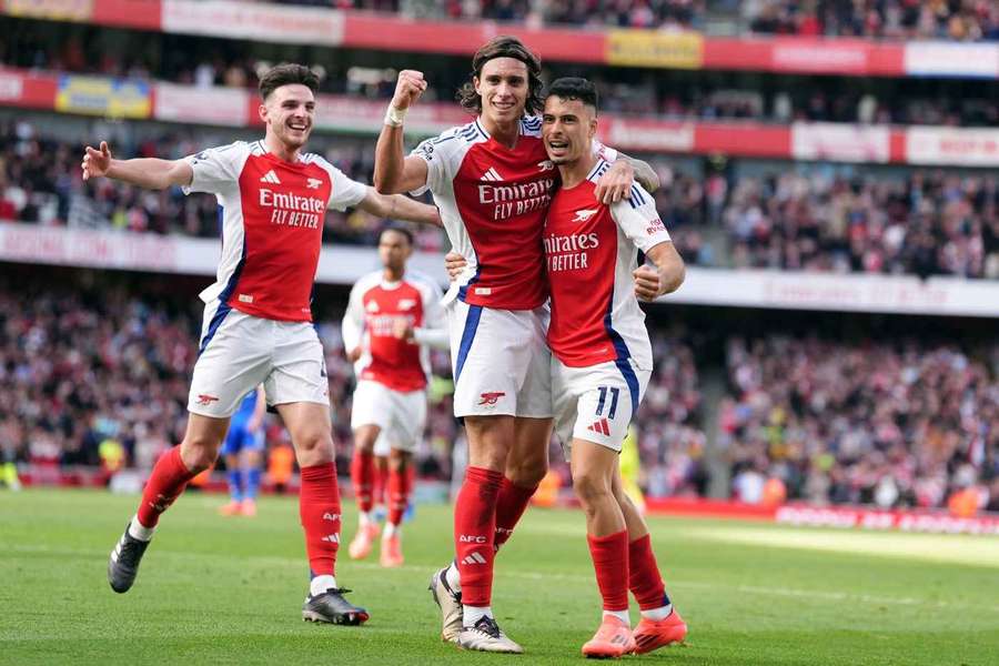 Dos goles de Trossard dan los tres puntos al Arsenal