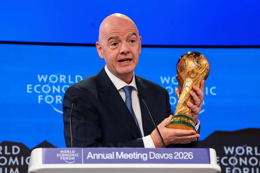 Infantino segura a cobiçada taça da Copa do Mundo Infantino segura a cobiçada taça da Copa do Mundo