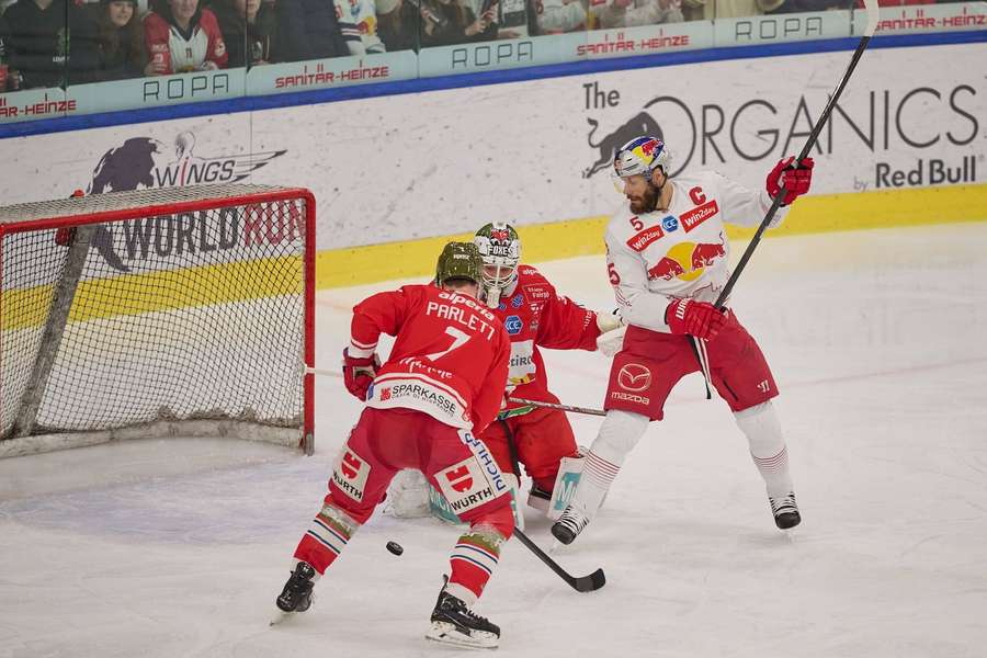 Thomas Raffl hielt in Bozen zum 1000 Mal in der Liga seine Knochen hin Thomas Raffl hielt in Bozen zum 1000 Mal in der Liga seine Knochen hin