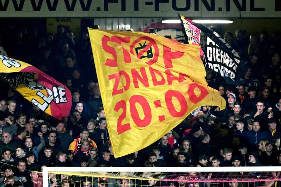 Supporters zijn niet blij dat er tegenwoordig ook op zondagavond gespeeld wordt in de Eredivisie