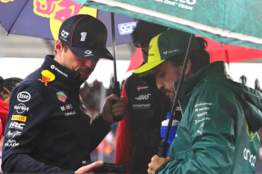 Verstappen e Fernando Alonso