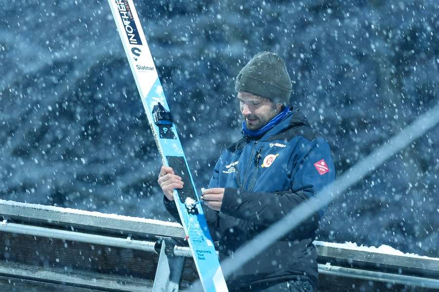 Ein Schanzenmitarbeiter sammelte die Ski von Prevc ein.