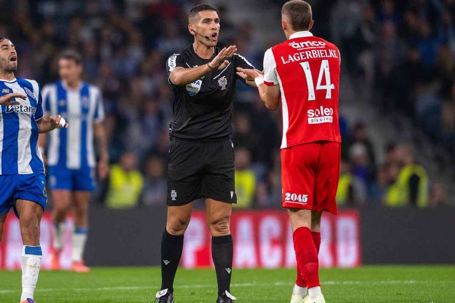 Fábio Veríssimo no jogo entre FC Porto e SC Braga Fábio Veríssimo no jogo entre FC Porto e SC Braga