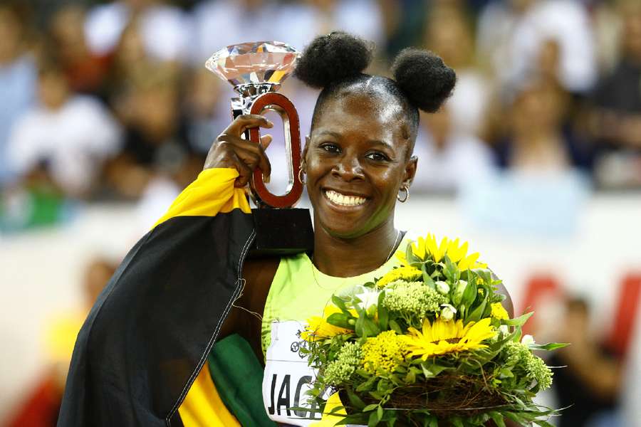 Shericka Jackson garantiu o seu lugar no Campeonato do Mundo de Atletismo com facilidade