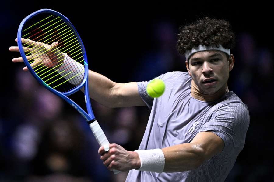 Ben Shelton renvoie un revers face à Jannik Sinner en quart de finale du Masters 1000 de Paris à la Paris La Défense Arena. Ben Shelton renvoie un revers face à Jannik Sinner en quart de finale du Masters 1000 de Paris à la Paris La Défense Arena.