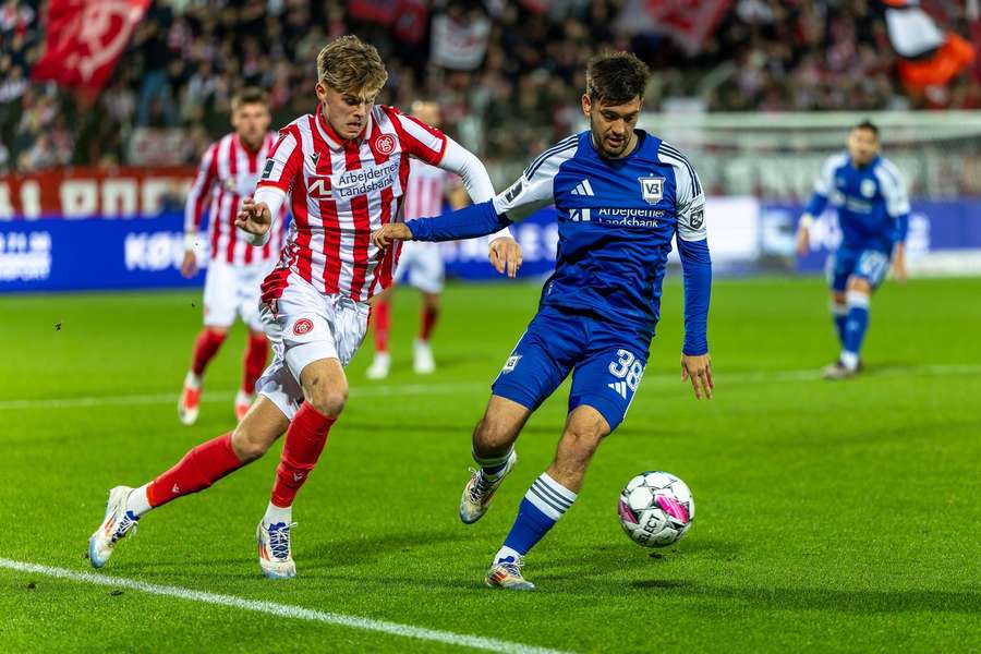 Vejle's David Colina and AaB's Oliver Ross battle for the ball