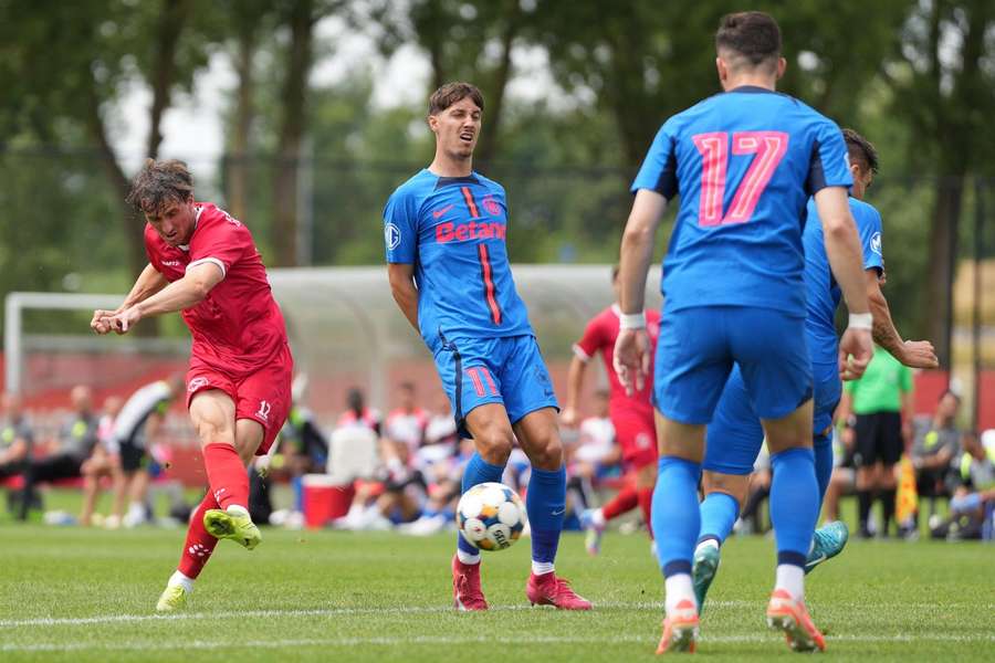 FCSB, în timpul amicalului cu olandezii de la Almere
