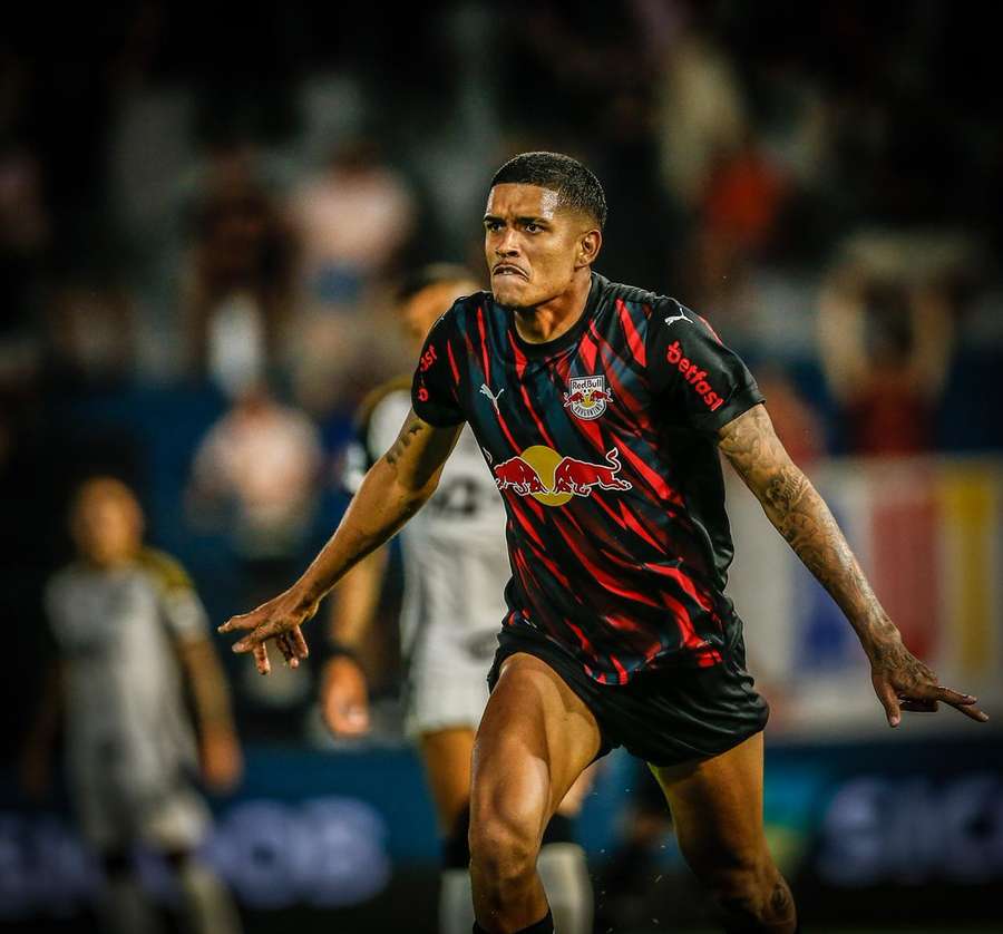 Lucas Barbosa fez o primeiro gol do Bragantino na partida Lucas Barbosa fez o primeiro gol do Bragantino na partida