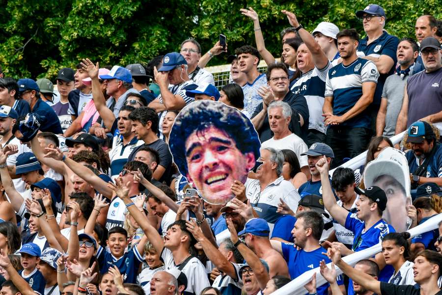 Aficionados de Gimnasia con una imagen de Maradona