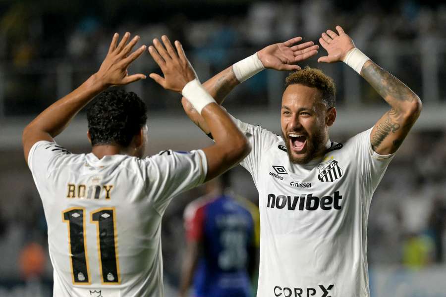 Neymar y el Santos avanzan en la Copa Sudamericana