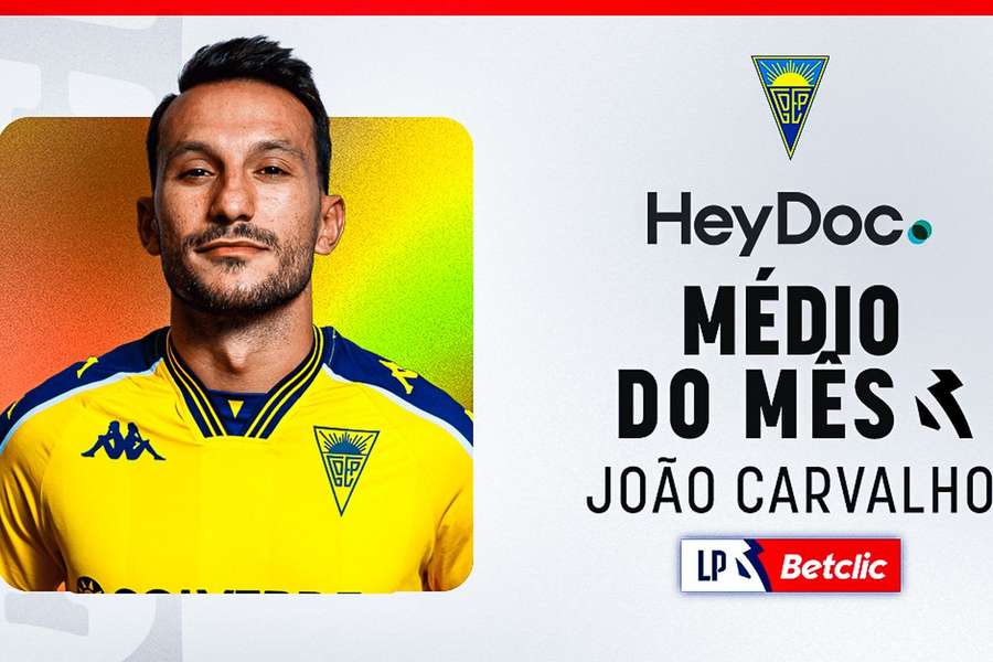 João Carvalho volta a ser o melhor médio do mês