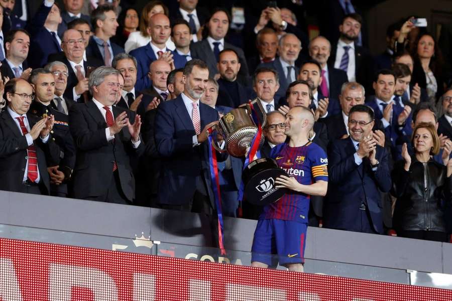 O Rei Felipe VI entrega a Taça de 2018 a Iniesta