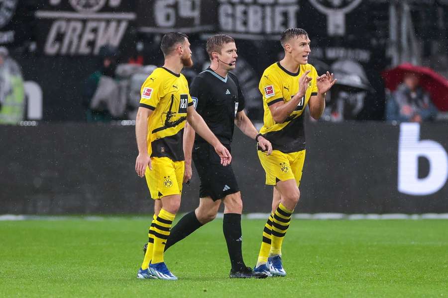Schiedsrichter Robert Schröder (M.) musste sich nach dem Spiel in Frankfurt unangenehmen Fragen stellen.