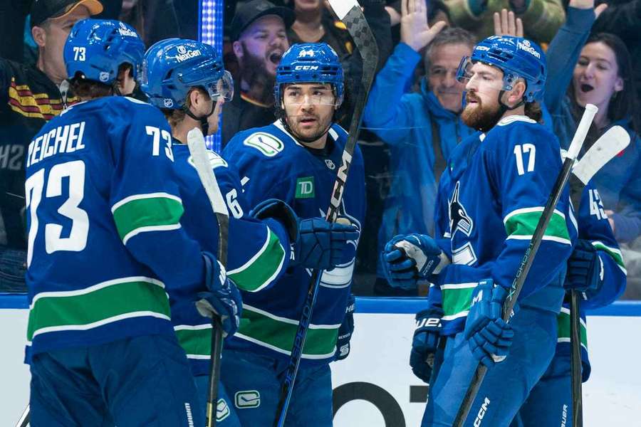 Lukas Reichel (l.) und seine Kollegen jubeln