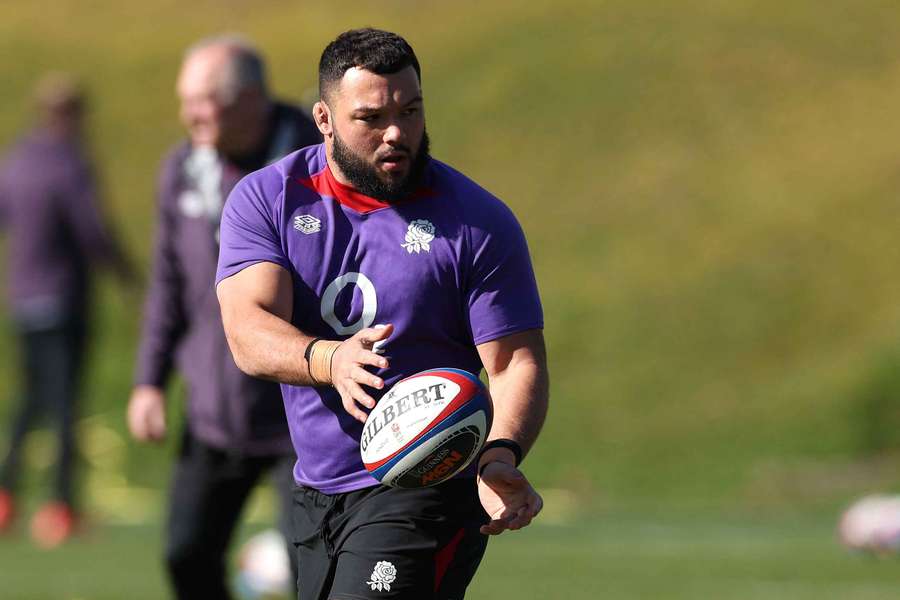 Ellis Genge passes the ball during an England training session