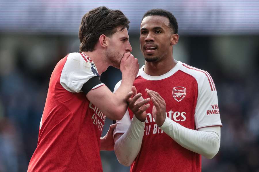 Declan Rice vorbește cu Gabriel după ce a pierdut cu 2-1 în timpul meciului din Premier League cu Manchester City