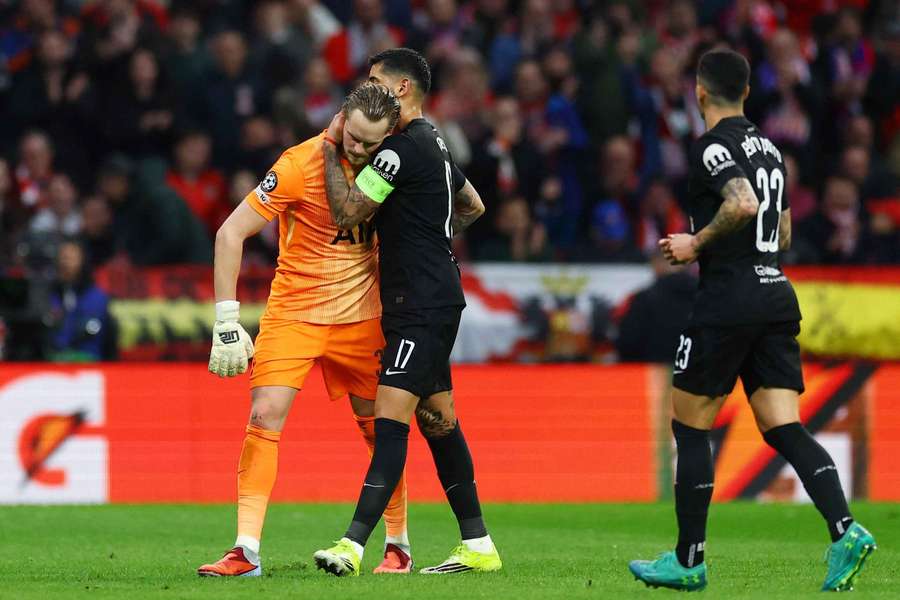 Kinsky recibe el cariño de sus compañeros