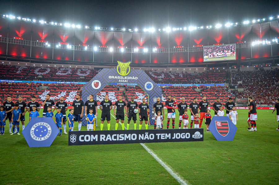 Torcida e jogadores exibiram mensagem antirracista