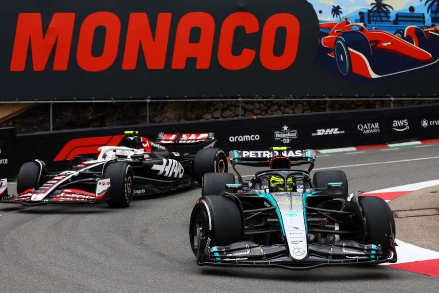 Hamilton op de baan in Monaco