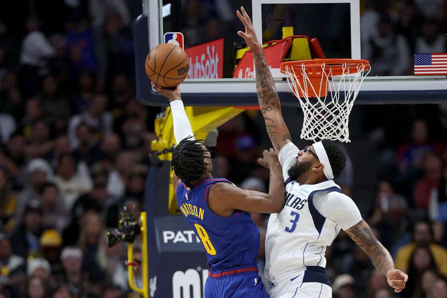 Uzdravený Davis zaznamenal 32 bodov a 13 doskokov.