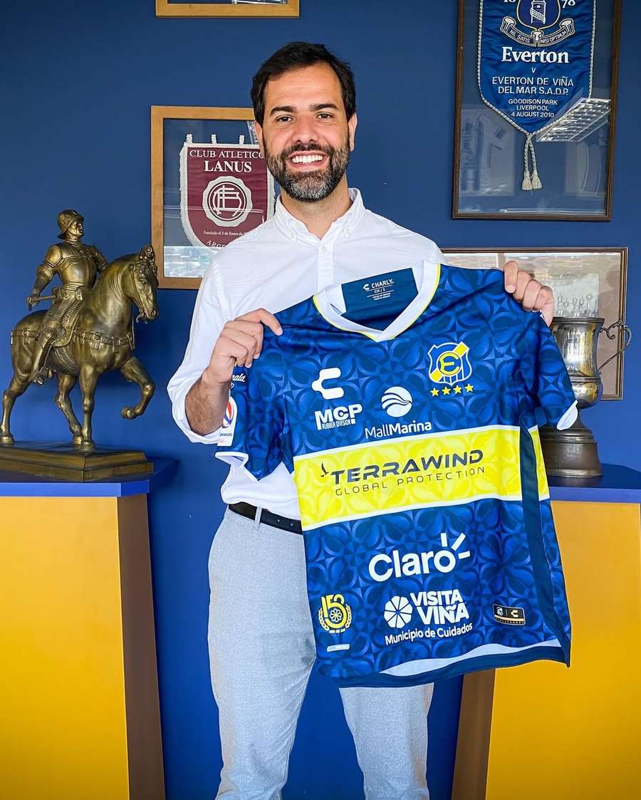 Gustavo Leal recebe a camisa de seu novo clube