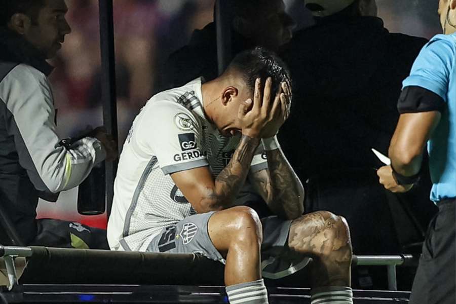 Zaracho saiu chorando após se machucar em São Paulo x Atlético-MG
