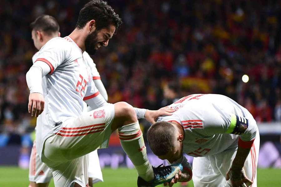 Sergio Ramos besa la bota de Isco con la que marcó un hat-trick a Argentina en 2018. Sergio Ramos besa la bota de Isco con la que marcó un hat-trick a Argentina en 2018.