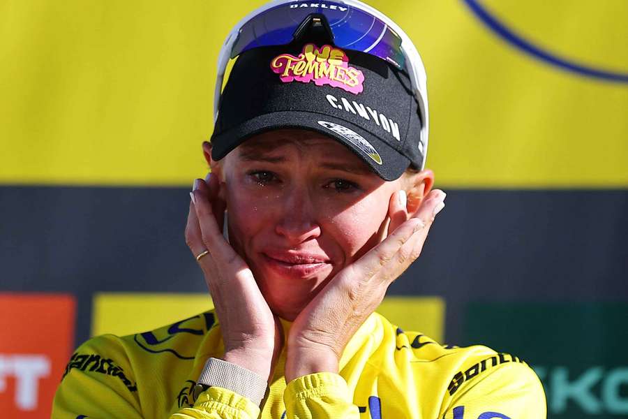 Niewiadoma, emocionada con su maillot amarillo