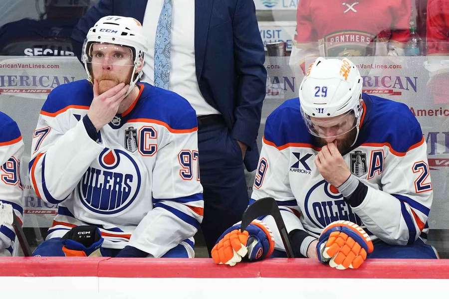 Sinnbildlich: Connor McDavid (l.) und Leon Draisaitl ratlos nach der erneuten Finalniederlage