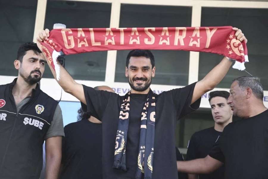 Ilkay Gündogan bude nastupovat za Galatasaray. Ilkay Gündogan bude nastupovat za Galatasaray.