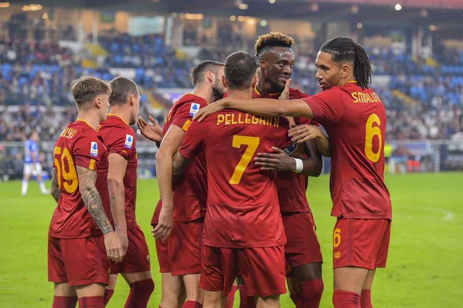 Jogadores da Roma celebram com Pellegrini após gol da vitória sobre a Sampdoria