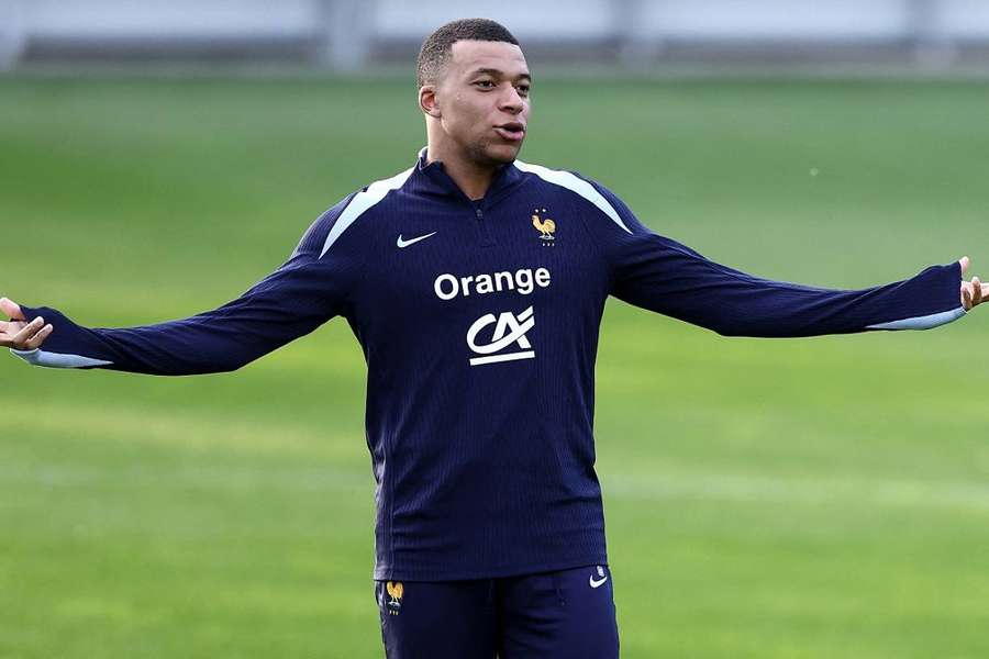 Mbappé durante coletiva de imprensa na véspera de França x Alemanha