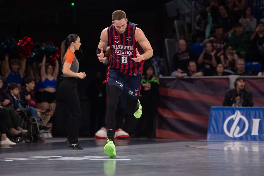  Sedekerskis se exhibe ante el Bàsquet Girona.