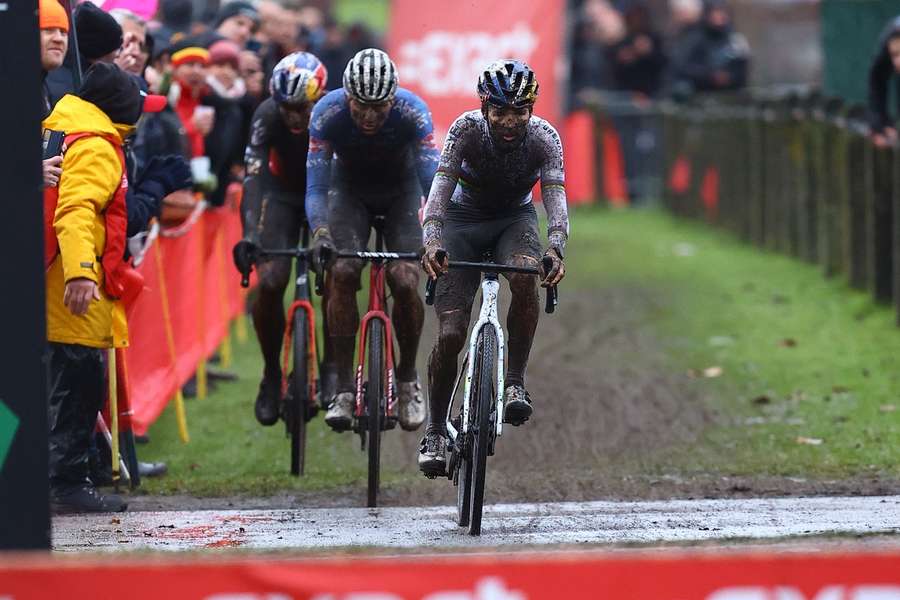 Mathieu van der Poel profiteert in cross Herentals van pech Wout van Aert