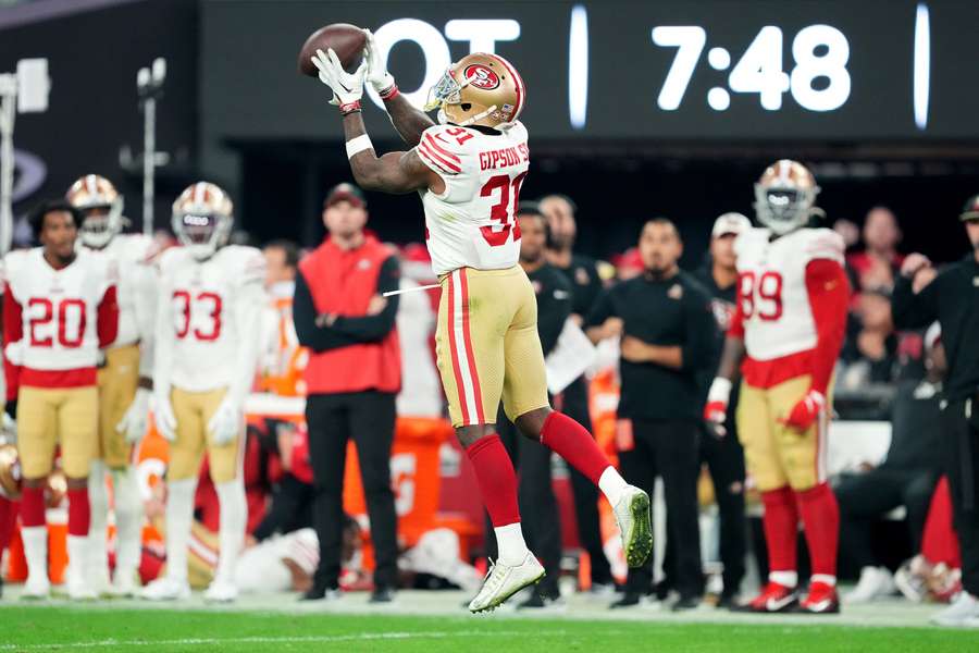 Tashaun Gipson vangt de interceptie die de 49ers in het zadel hielp voor de overwinning