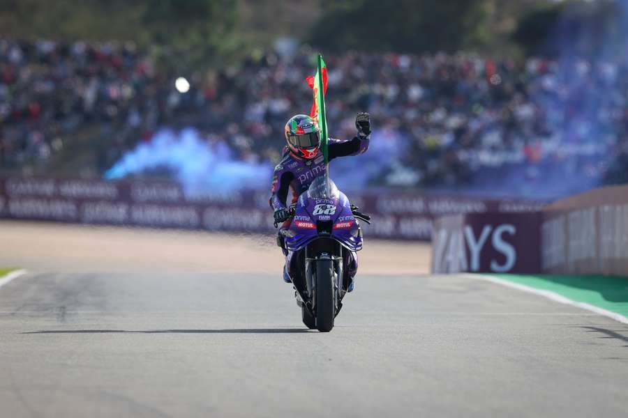 Miguel Oliveira com a bandeira de Portugal na despedida de Portimão Miguel Oliveira com a bandeira de Portugal na despedida de Portimão