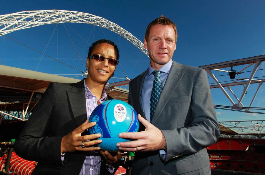 Hope Powell e Stuart Pearce posam juntos no Estádio de Wembley antes dos Jogos Olímpicos de Londres 2012