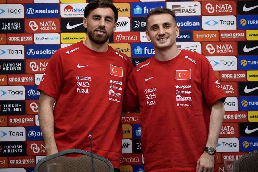 Orkun Kokçu e Kerem Akturkoglu na seleção da Turquia Orkun Kokçu e Kerem Akturkoglu na seleção da Turquia