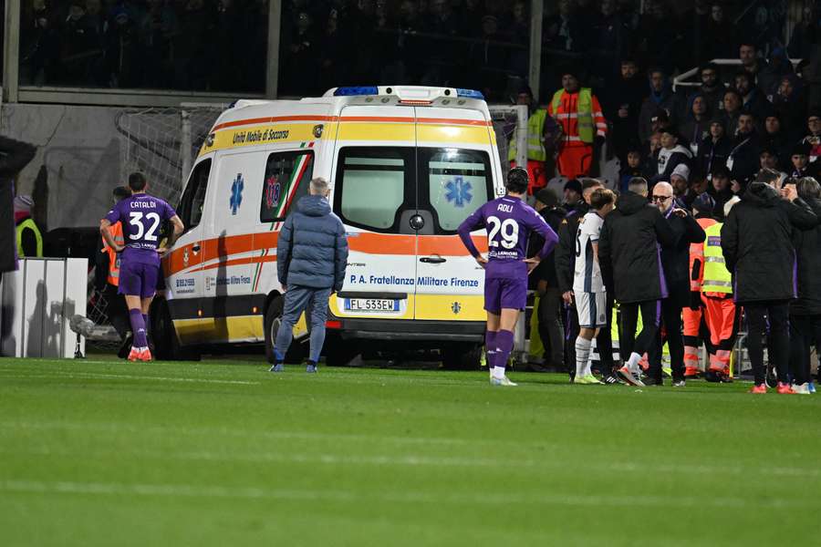 Edoardo Bove, jugador de la Fiorentina, trasladado en ambulancia.