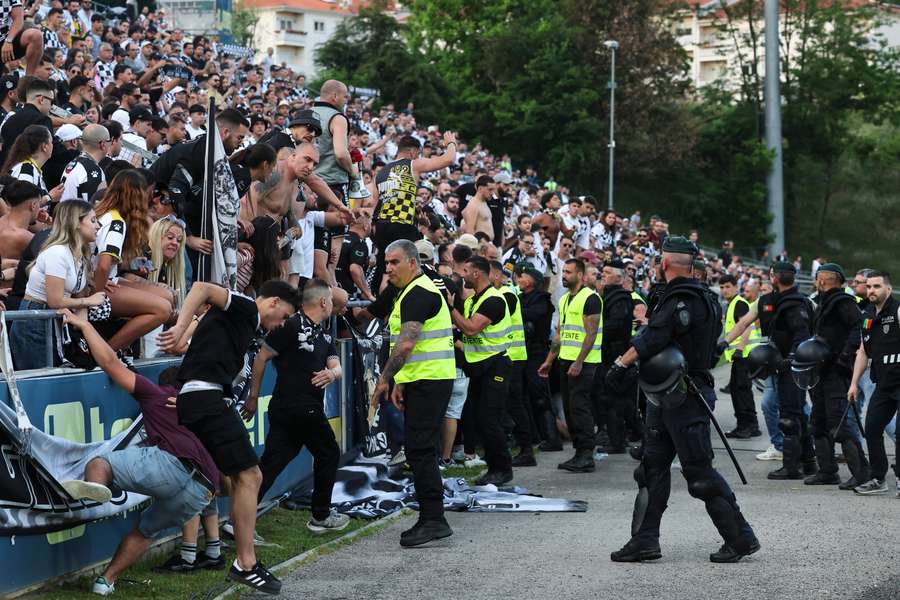Agentes da PSP tiveram que intervir para impedir a invasão do campo pelos adeptos do Boavista Agentes da PSP tiveram que intervir para impedir a invasão do campo pelos adeptos do Boavista