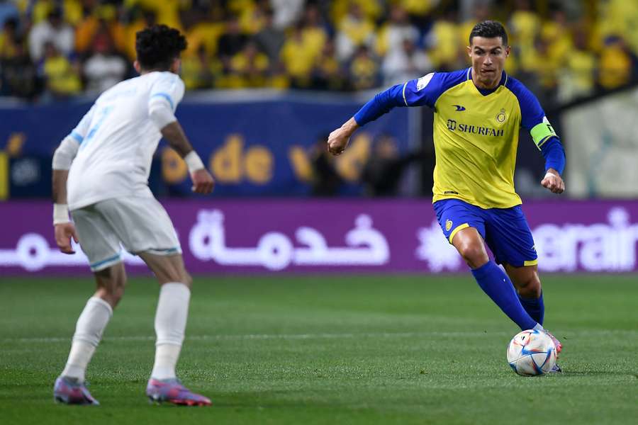 Cristiano Ronaldo conduce el balón durante el Al Nassr - Al Batin.