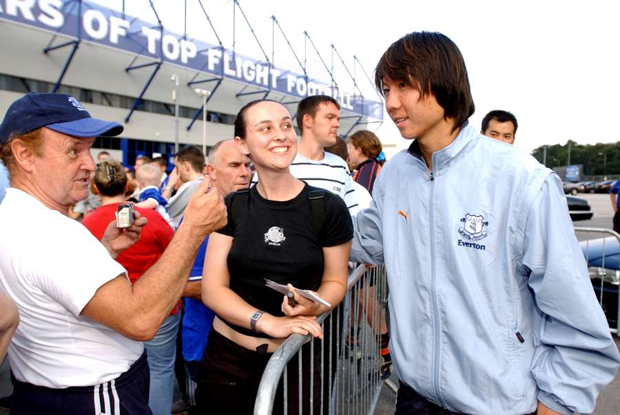 Li Tie talks to fans during his Everton playing days